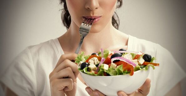 Mädchen hält einen Teller Salat