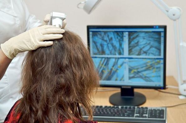 Durchführung einer diagnostischen Trichoskopie.